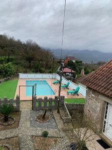 uma imagem de uma piscina numa casa em Cobal 's HOUSE em Viseu