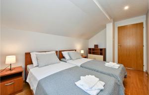 เตียงในห้องที่ Cozy Home In Maglenca With Sauna