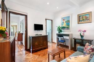 sala de estar con sofá y TV en Tea apartment, en Santa Margherita Ligure