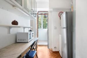 y cocina con encimera, microondas y nevera. en Tea apartment, en Santa Margherita Ligure