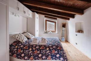 A bed or beds in a room at Case vacanze in graziosa borgata alpina