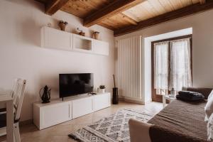 A television and/or entertainment centre at Case vacanze in graziosa borgata alpina