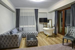 uma sala de estar com um sofá e uma banheira em Chalet jolie Luxury Vila Sinaia em Sinaia
