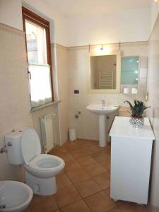 a bathroom with a toilet and a sink at Casa Malandrino in Porto Valtravaglia