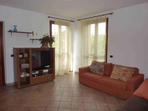 a living room with a couch and a television at Casa Malandrino in Porto Valtravaglia