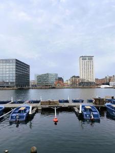 een groep boten geparkeerd op een dok in het water bij ApartmentInCopenhagen Apartment 1150 in Kopenhagen