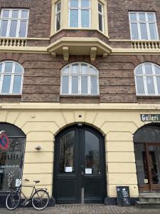 una bicicleta estacionada frente a un edificio en ApartmentInCopenhagen Apartment 1150 en Copenhague