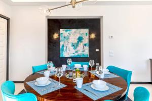 jadalnia z drewnianym stołem i niebieskimi krzesłami w obiekcie Genteel Home Prato w mieście Prato
