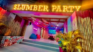 Večerní zábavní program pro hosty v ubytování Slumber Party Krabi