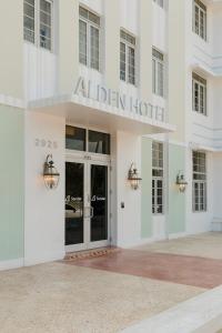 um edifício com entrada para o alden hotel em Found Miami Beach powered by Sonder em Miami Beach