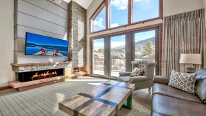 a living room with a fireplace and a tv at Zalanta 325 in South Lake Tahoe
