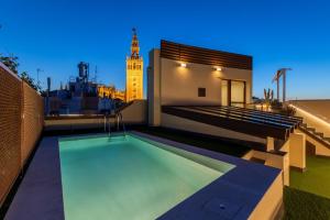 Basen w obiekcie Angeles 6- Giralda Luxury by Valcambre lub w pobliżu