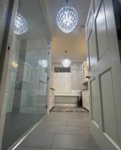 Un baño con ducha y puerta de cristal. en Greystone WaterFront Lux, en Saint John