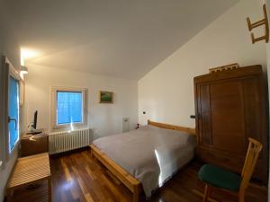 Schlafzimmer mit einem Bett, einem Schreibtisch und einem Fenster in der Unterkunft Casa di Campagna, Erbosa 2 