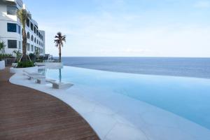Bazén v ubytování Royal Avila Boutique Resort nebo v jeho okolí