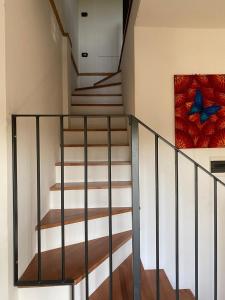 eine Treppe in einem Haus mit einem Gemälde an der Wand in der Unterkunft Casa di Campagna, Erbosa 2 