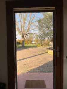 eine offene Tür mit Blick auf einen gemauerten Innenhof in der Unterkunft Casa di Campagna, Erbosa 2 