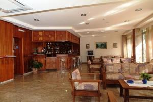 ein großes Wohnzimmer mit Sofas und Tischen in der Unterkunft Theonia Hotel in Kos-Stadt