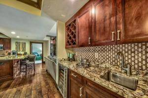 una cucina con armadi in legno e piano di lavoro di Mid-Mountain Luxury At Northstar Condo a Kingswood Estates