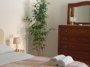 ノートにあるCasa Vacanza Valentinaの植物のあるベッドルーム(タオル付)