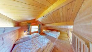 Ferienblockhaus 1 في وفينشتاين: منظر علوي لغرفة نوم في كابينة خشب