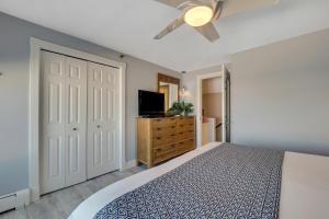 een slaapkamer met een bed en een plafondventilator bij 314 Water Street Inn in Boyne City