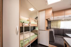 勒文斯坦的住宿－Season Camper 700，一间小房间,配有沙发和双层床