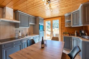 Kuchyň nebo kuchyňský kout v ubytování Au Chalet Le Péry, vue sur le Mont de Grange