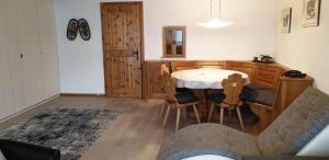 eine Küche mit einem Tisch und Stühlen im Zimmer in der Unterkunft Ferienwohnungen Chesa Clois 24 in Lenzerheide