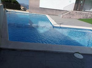 uma piscina azul com um disco voador em Apartament vistes al mar em Llançà