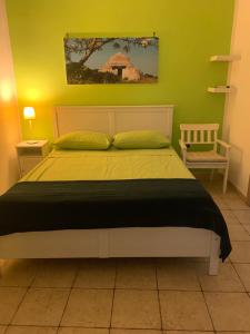 トッレ・オヴォにあるLibrari - Quality confortのベッドルーム1室(黄色い壁のベッド1台付)