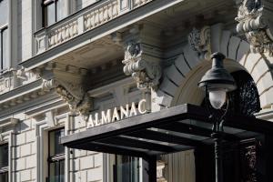 una luz de la calle frente a un edificio en Almanac Palais Vienna en Viena