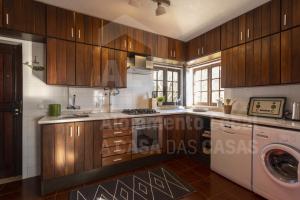 Η κουζίνα ή μικρή κουζίνα στο Villa Coxos by AcasaDasCasas