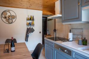Kuchyň nebo kuchyňský kout v ubytování Au Chalet Le Péry, vue sur le Mont de Grange