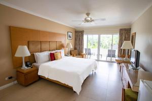 Uma TV ou centro de entretenimento em Mango Bay All Inclusive