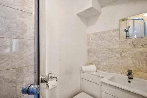 bagno bianco con doccia e lavandino di Large House with Parking and Garden - Sleeps 7 a Kent