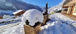 Au Chalet Le Péry, vue sur le Mont de Grange v zimě