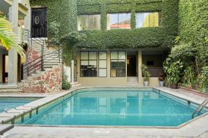 a swimming pool in front of a building at Hotel Garcia Peral in Huajuapan de León
