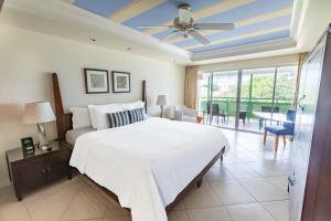 Cama ou camas em um quarto em Mango Bay All Inclusive