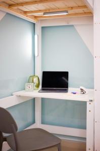 einen Schreibtisch in einem Zimmer mit Laptop darauf in der Unterkunft CoLiving Space - Hennessy Road 113 Wan Chai MTR in Hongkong