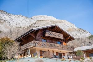 a house in front of a mountain at Au Chalet Le Péry, vue sur le Mont de Grange in Abondance