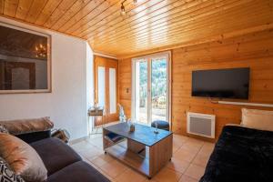 TV a/nebo společenská místnost v ubytování Au Chalet Le Péry, vue sur le Mont de Grange