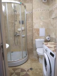 ein Bad mit einer Dusche und einem WC in der Unterkunft Studio One Diamond Beach Sarafovo in Sarafovo