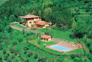 una vista aérea de una casa con piscina en Appartamento La Chiocciola, en Pian di Scò