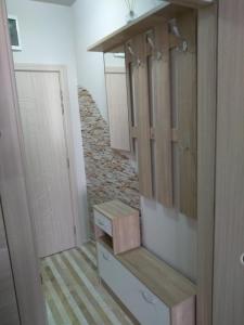 einen Schrank mit einem Holzschrank und einer Treppe in der Unterkunft Studio One Diamond Beach Sarafovo in Sarafovo