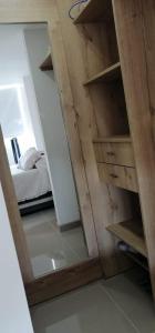 a mirror in a room with a bed in a room at Santafé Di sole in Santa Fe de Antioquia