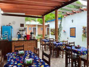 un patio con mesas y sillas y una cocina. en Pousada Alterosa en Alter do Chao