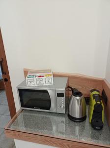 un horno microondas sentado en la parte superior de un mostrador en Il Giardino Segreto, en Beura
