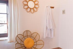 um quarto com um espelho na parede e duas cadeiras em Agriturismo Cappellese em Castelnuovo della Misericordia