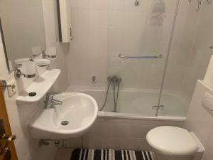 a bathroom with a sink and a toilet and a shower at Zentrale Appartement in Düsseldorf